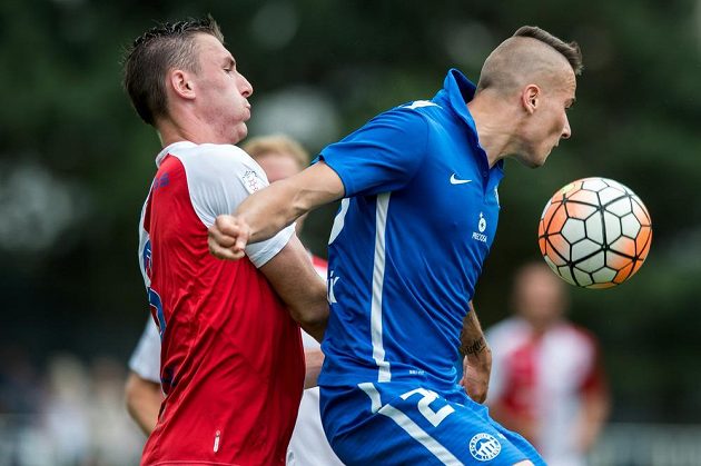 Slávistický záložník Jaromír Zmrhal (vlevo) a liberecký středopolař Michal Obročník během finálového duelu turnaje o Ministerský pohár.