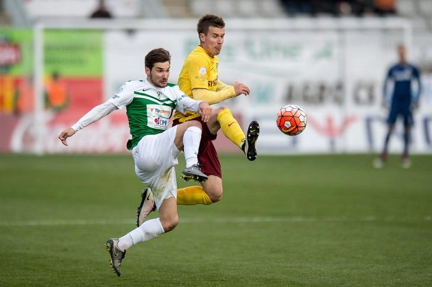 Jablonecký záložník Michal Trávník (vlevo) a Lukáš Mareček ze Sparty Praha bojují o míč.