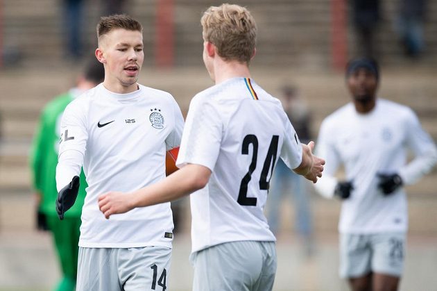 Fotbalisté Sparty Praha Dominik Plechatý (vlevo) a Václav Drchal oslavují gól na 1:0 během přípravného utkání s Loko Vltavín.