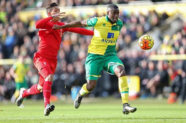 Brazilský útočník Roberto Firmino z Liverpoolu (vlevo) v souboji s obráncem Norwiche Sebastianem Bassongem v zápase Premier League.
