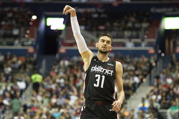 Český basktebalista Tomáš Satoranský se v NBA blýskl v utkání s Bostonem Celtics 19 body. K výhře to jeho Washingtonu nestačilo.