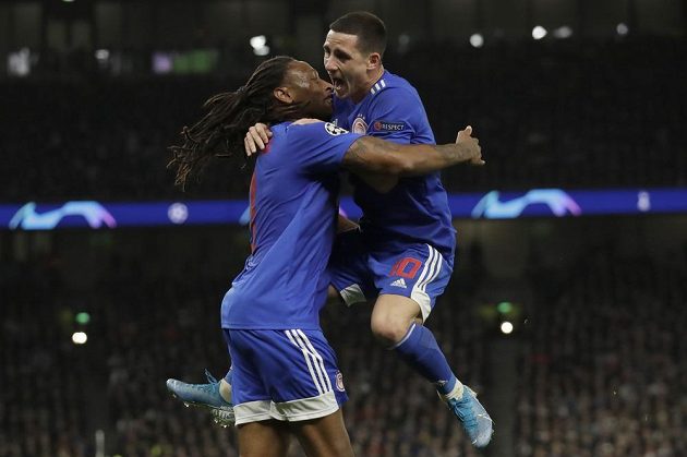 Radost fotbalistů Olympiakosu poté, co v utkání Ligy mistrů vstřelil Ruben Semedo gól na hřišti Tottenhamu.