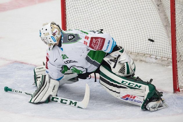 Mladoboleslavský brankář Jan Lukáš inkasuje druhý gól v zápase s Karlovými Vary.