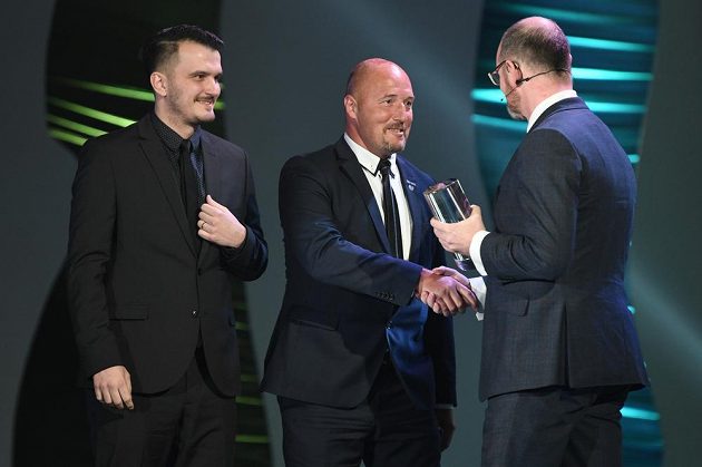 Manažer reprezentace malého fotbalu Luděk Zelenka (uprostřed) přebírá trofej pro nejlepší tým v rámci ankety Sportovec roku od ministra školství Roberta Plagy.
