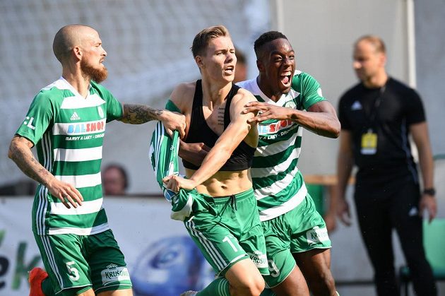 Záložník fotbalových Bohemians Jan Vodháněl slaví se spoluhráči gól v síti Liberce během utkání nejvyšší soutěže.