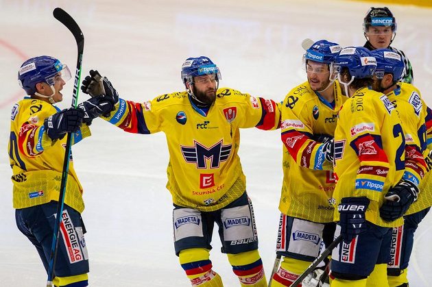 Hráči Českých Budějovic se radují z gólu proti Třinci, zleva Roman Přikryl, Pavel Novák, Šimon Kubíček a Brandon Alderson.