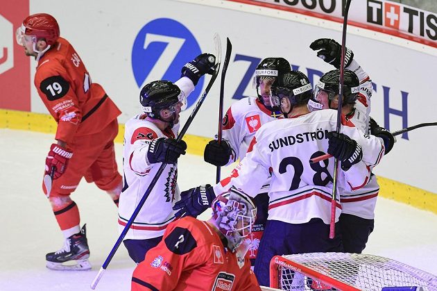 Hokejisté Frölundy oslavují gól, zprava Simon Hjalmarsson, Johan Sundström, Joel Lundqvist a Brandon Gormley.