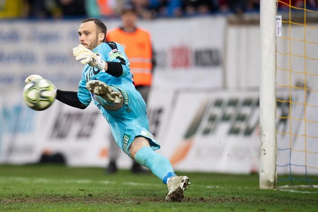 Brankář Teplic Jakub Diviš během penaltového rozstřelu v utkání čtvrtfinále Mol Cupu.