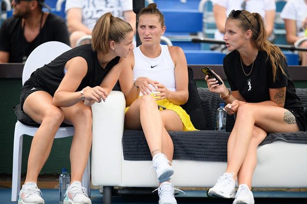 Černý tým (zleva) Karolína Muchová, Markéta Vondroušová a Karolína Plíšková tahal při 3. dílu Tipsport Elite Trophy v Praze za kratší konec.