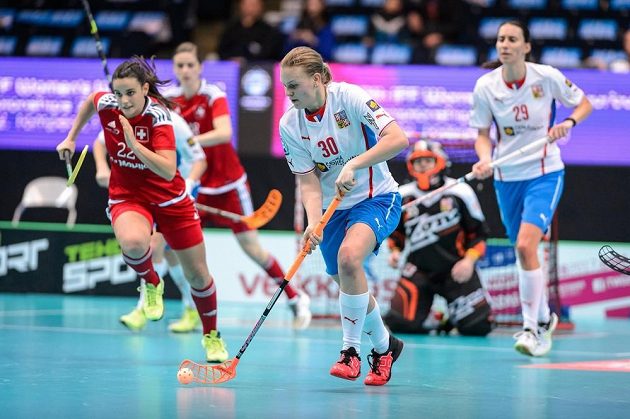 Denisa Ratajová vyváží balónek v souboji o bronz proti Švýcarsku.