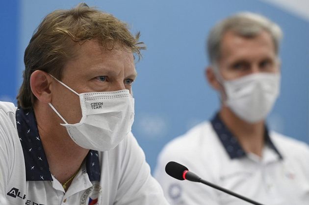 Zleva sportovní ředitel Českého olympijského výboru (ČOV) Martin Doktor a předseda ČOV Jiří Kejval na tiskové konferenci v Tokiu zhodnotili českou účast na končících olympijských hrách.