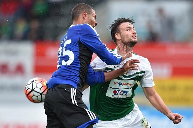 Tvrdý souboj jabloneckého útočníka Tomáše Wágnera (vpravo) a Mathiase Jörgensena z Kodaně.