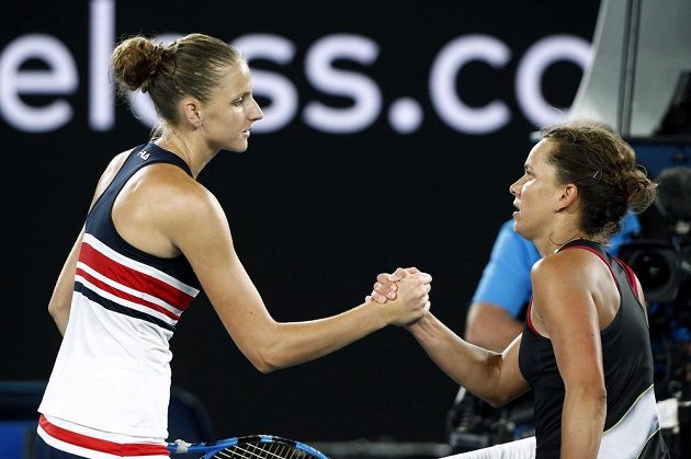 Barbora Strýcová (vpravo) gratuluje Karolně Plíškové k postupu do čtvrtfinále Australian Open.