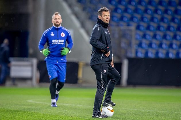 Radek Černý při tréninku v Genku s brankářem Slavie Přemyslem Kovářem.