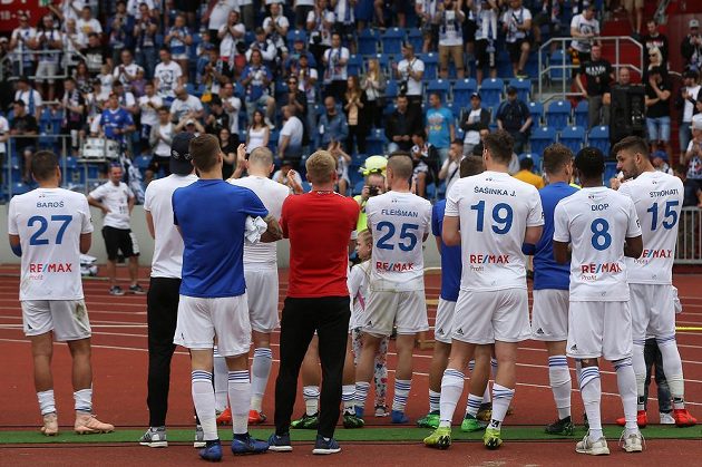 Ostravští fotbalisté pod kotlem domácích fanoušků po neúspěšné bitvě o postup do Evropské ligy.