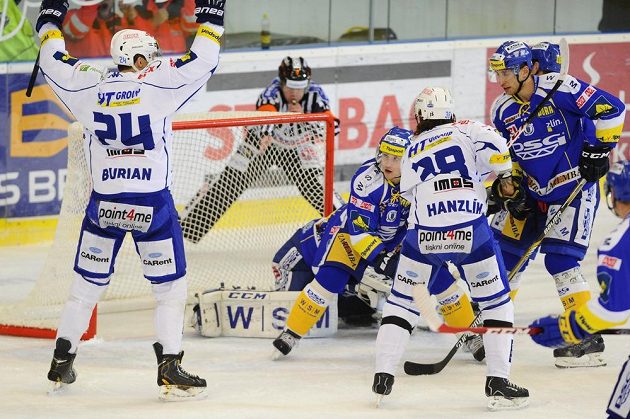 Obránce Komety Jan Hanzlík střílí gól proti Zlínu. Vlevo slaví i útočník Vilém Burian.