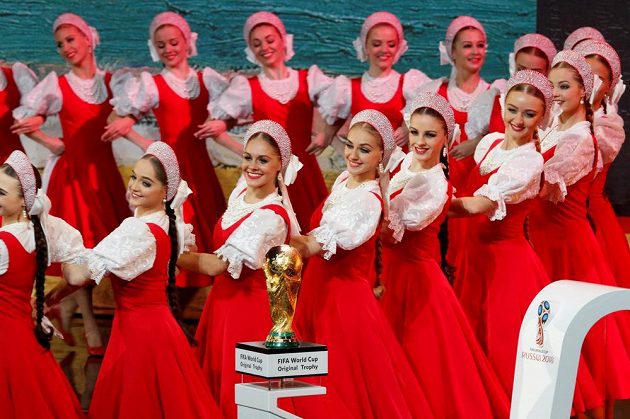 Kulturní program během losu fotbalového MS 2018 v koncertní síni Kremelského paláce v Moskvě. V popředí trofej pro mistry světa.