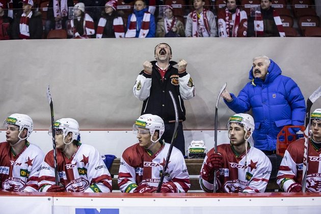 Emoce na střídačce v podání trenéra Hrouzka