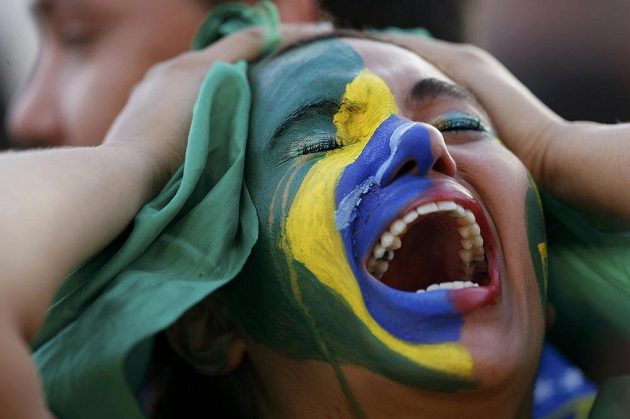 Fotbalový Bože, zastav ten masakr, jako by říkal výraz nešťastné brazilské fanynky.