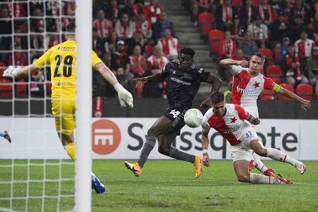 Zleva brankář Slavie Aleš Mandous, Taiwo Awoniyi z Unionu, Ondřej Lingr a Stanislav Tecl ze Slavie.