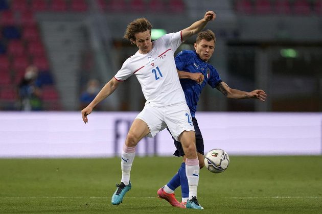 Alex Král (left) in a duel with Nicola Barella from Italy.