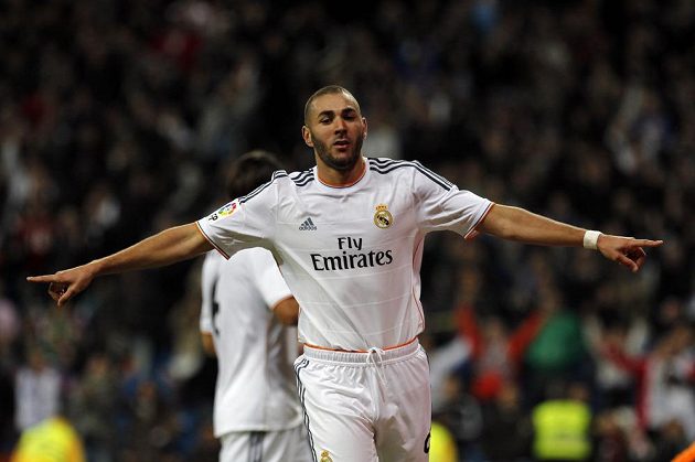 Karim Benzema pomohl k vysoké výhře Realu nad Sevillou dvěma přesnými trefami.