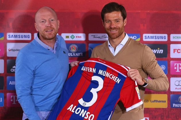 Záložník Xabi Alonso si v Bayernu vybral dres s číslem 3. Vlevo je sportovní ředitel mnichovského celku Matthias Sammer.