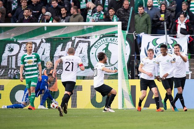 Olivier Kingue z Příbrami (druhý zprava) oslavuje se spoluhráči gól na 2:1 během utkání nadstavby Fortuna ligy ve skupině o udržení s Bohemians 1905.