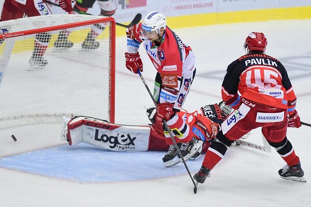 Patrik Poulíček z Pardubic střílí gól. Zprava Filip Pavlík z Hradce Králové a brankář Štěpán Lukeš z Hradce Králové.