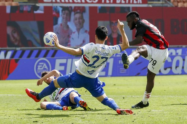 fotbalista AC Milán Franck Kessie (vpravo) střílí na bránu v utkání 29. kola italské Serie A proti Sampdorii Janov.