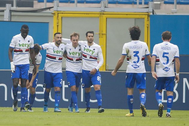 Fabio Quagliarella ze Sampdorie Janov (druhý zleva) oslavuje se spoluhráči gól na hřišti AC Milán v italské lize.