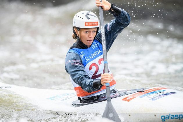 Kajakářka Amálie Hilgertová během semifinálové jízdy v kategorii K1 v rámci Světového poháru ve vodním slalomu v Praze.