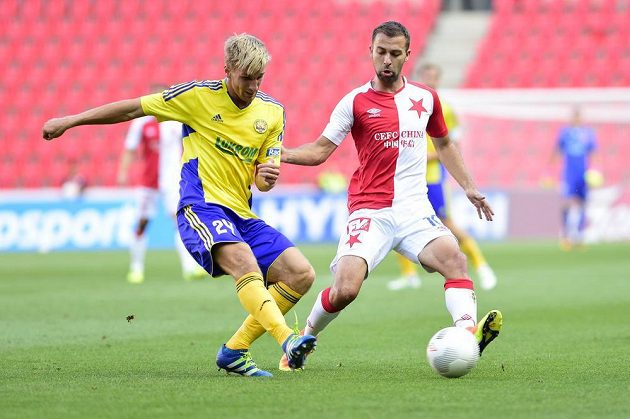 Jakub Jugas ze Zlína (vlevo) a slávistický záložník Josef Hušbauer v dohrávce druhého kola fotbalové ligy.