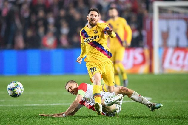 Slávista Tomáš Souček se snaží zatsavit Lionela Messiho z Barcelony ve 3. kole Ligy mistrů.