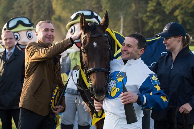 Vítěz 125. Velké pardubické žokej Marek Stromský, jeho kůň Nikas a majitel koně Petr Kupka.