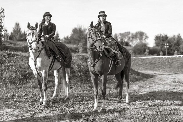 Karolina Hlavatá (vlevo) a Kateřina Cachová při vyjížďce na koních.