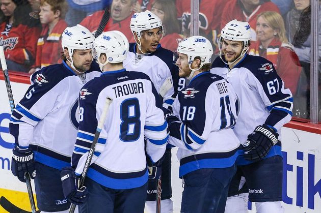 Hokejisté Winnipegu se radují z úvodního gólu utkání s Calgary, který vsítil Michael Frolík.