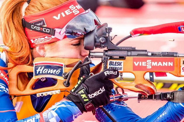 Gabriela Soukalová se soustředí při položce vleže v kanadském Canmore.