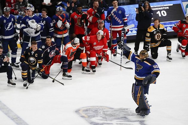 Golman St. Louis Blues Jordan Binnington (v popředí) oslavuje svůj triumf v soutěži brankářů.