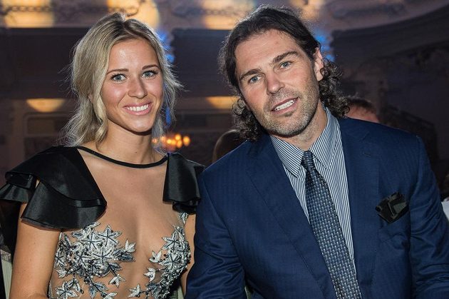 Jaromír Jágr a jeho partnerka Veronika Kopřivová během vyhlášení ankety Zlatá hokejka.