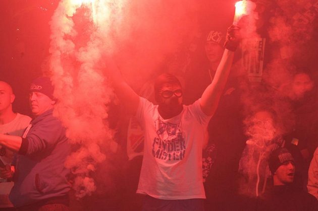 Fanoušci v hledišti prožívali duel fotbalové HET ligy FC Baník Ostrava - MFK Karviná hodně emotivně.