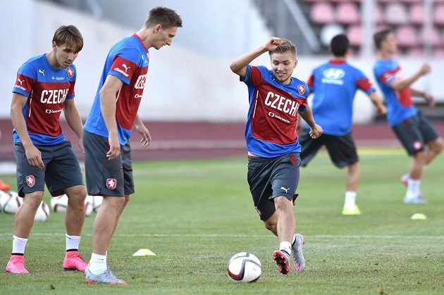 Fotbalisté (zleva) Josef Šural, Milan Škoda a Martin Frýdek během tréninku české reprezentace před dvojzápasem kvalifikace ME 2016 s Kazachstánem a Lotyšskem.