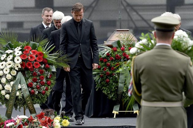 Vladimír Šmicer během posledního rozloučení s legendárním fotbalistou Josefem Masopustem.