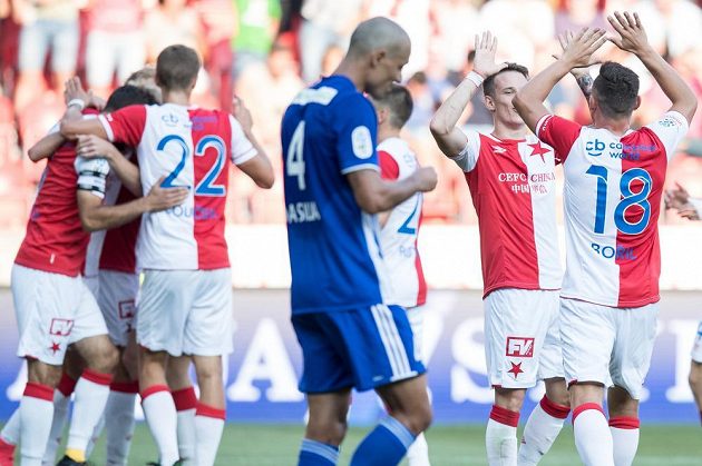 Fotbalisté Slavie Praha Jan Sýkora a Jan Bořil oslavují gól na 4:0 během utkání 5. kola HET ligy s Mladou Boleslaví.