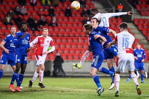 Abdallah Sima ze Slavie Harvey Barnes a Çaglar Söyüncü z Leicesteru a Ondřej Kúdela ze Slavie během utkání vyřazovací části Evropské Ligy.
