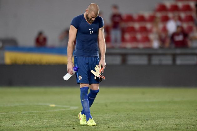 Zklamaný brankář Sparty Praha David Bičík po prohře s CSKA Moskva.