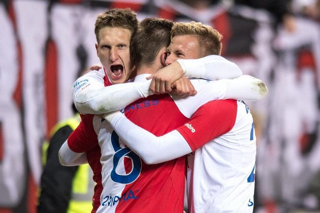 Fotbalisté Slavie Praha (zleva) Milan Škoda, Jaromír Zmrhal a Antonín Barák se radují z gólu proti Slovácku.