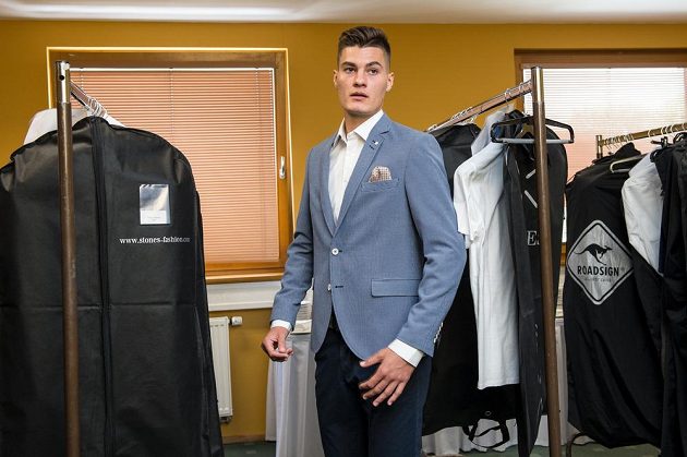 Útočník Patrik Schick během zkoušení obleků na srazu reprezentace do 21 let před nadcházejícím ME v Polsku.