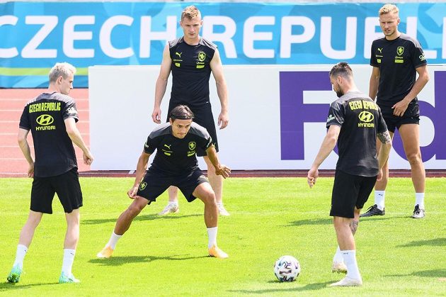 Fotbalisté české reprezentace Jakub Jankto, Aleš Matějů, Jakub Brabec, Ondřej Čelůstka a Antonín Barák během tréninku v Praze.