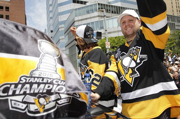 Útočníci Pittsburghu Carl Hagelin (62) a Phil Kessel při oslavách zisku Stanley Cupu.
